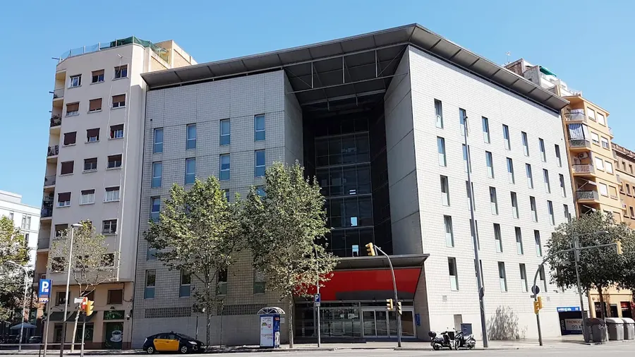 Fachada exterior del edificio del CAP Passeig de Maragall en Barcelona